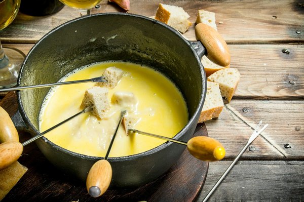 Wie gelingt eine traditionelle Schweizer Fondue mit perfekter Käsemischung?